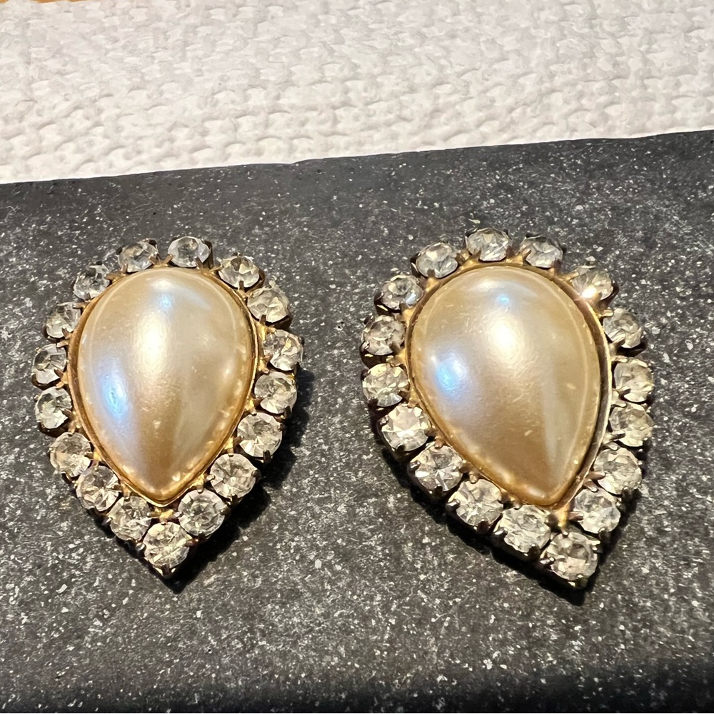Vintage Bluette made in France faux pearl teardrop style dress/shoe clips.